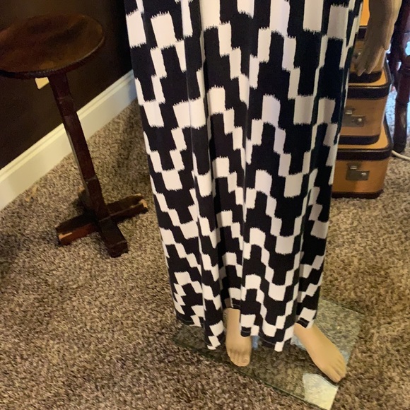 BLACK & WHITE STRAPLESS MAXI DRESS - Picture 4 of 5